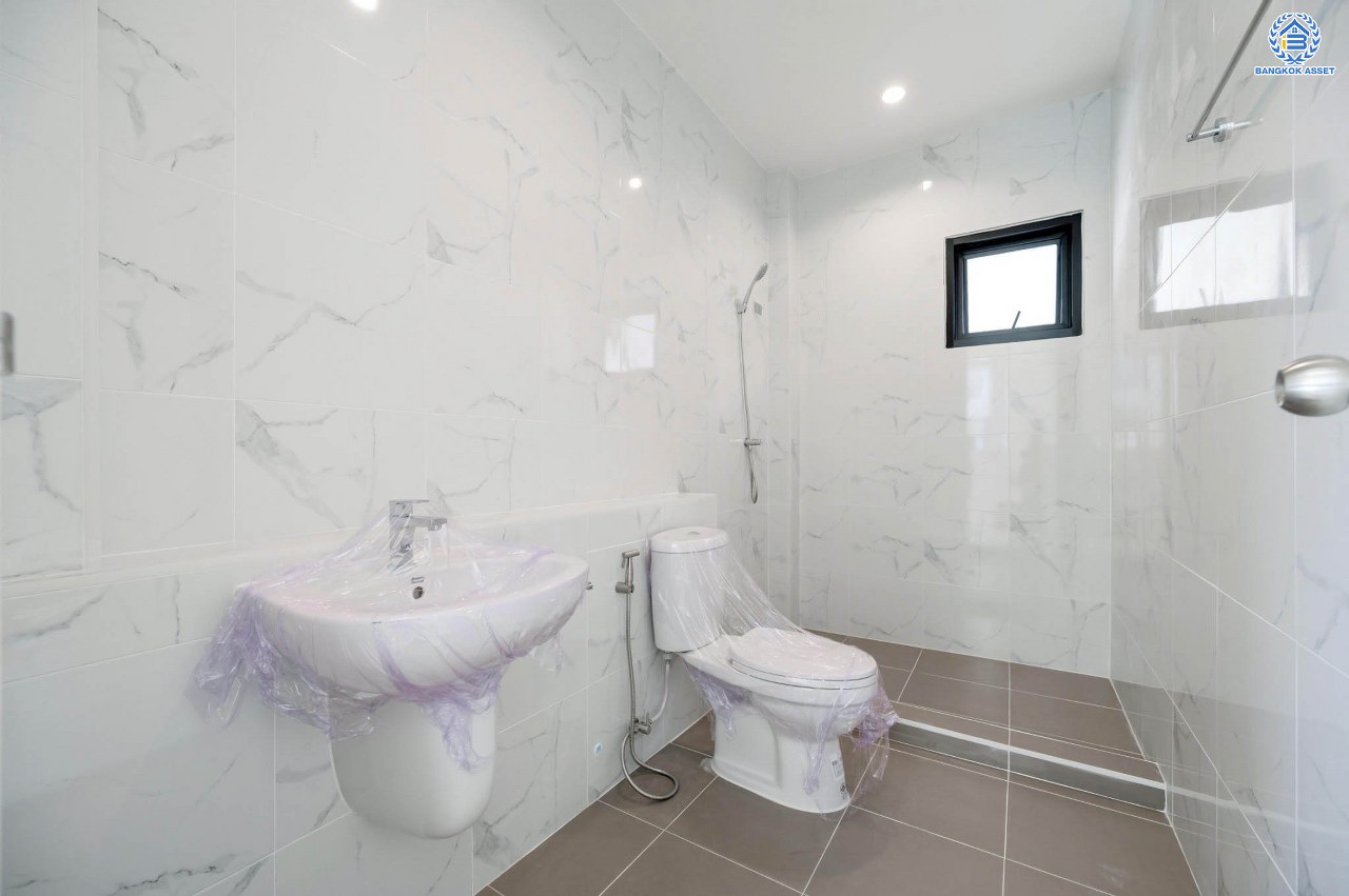 บ้านมือสองตกแต่งใหม่ โครงการ รติรมย์ ฟิฟท์ ราชพฤกษ์-ปิ่นเกล้า หลังมุม เนื้อที่ 57.5 ตร.ว. ฟังก์ชัน 3 ห้องนอน 3 ห้องน้ำ 2 ที่จอดรถ บรรยากาศเป็นส่วนตัว บนทำเลยอดนิยม เชื่อมต่อถนนสวนผัก, ถนนราชพฤกษ์, ถนนบางกรวย-ไทรน้อย ใกล้เซ็นทรัลเวสต์วิลล์ และจุดขึ้นทางด่วน "ศรีรัช"